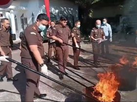 Kejari OKU Selatan Musnahkan Barang Bukti 85 Perkara Tindak Kejahatan dan Narkoba 27