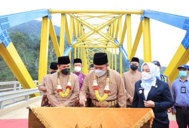 Wako Lubuk Linggau dan Gubernur Sumsel Resmikan Jembatan Bukit Sulap Lingkar Barat 30