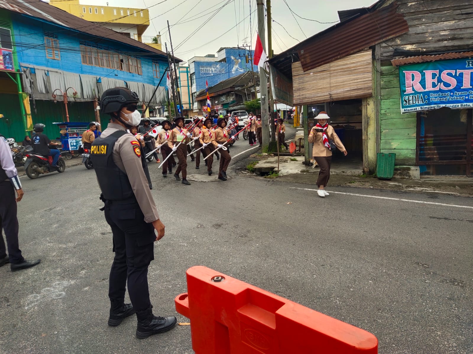 Jaga Kamseltibcar Lantas Polres OKU Selatan Utus Anggota Sukseskan Gerak Jalan Pramuka 25