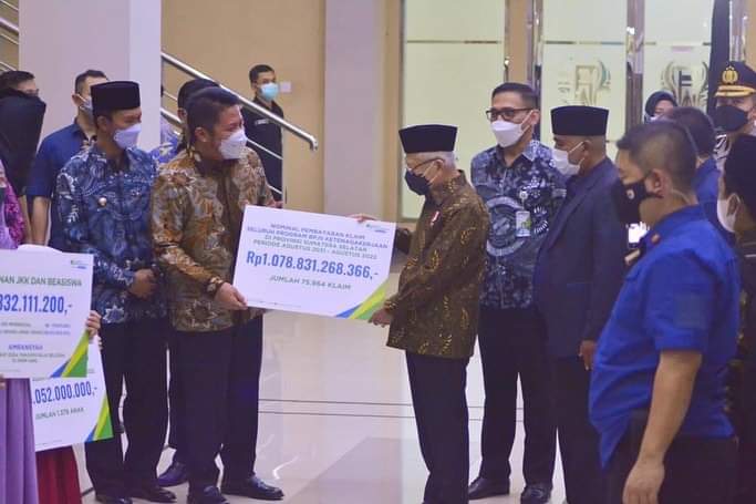 Awali Kunjungan Kerja di Palembang Wapres Tinjauan MPP dan Serahkan Bantuan 25