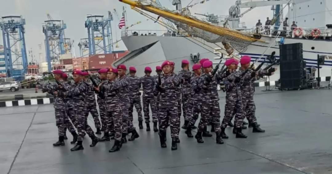 HUT TNI AL Ke-77, Prajurit Brigif 1 Marinir Tampilkan Aksi Kolone Senapan 25