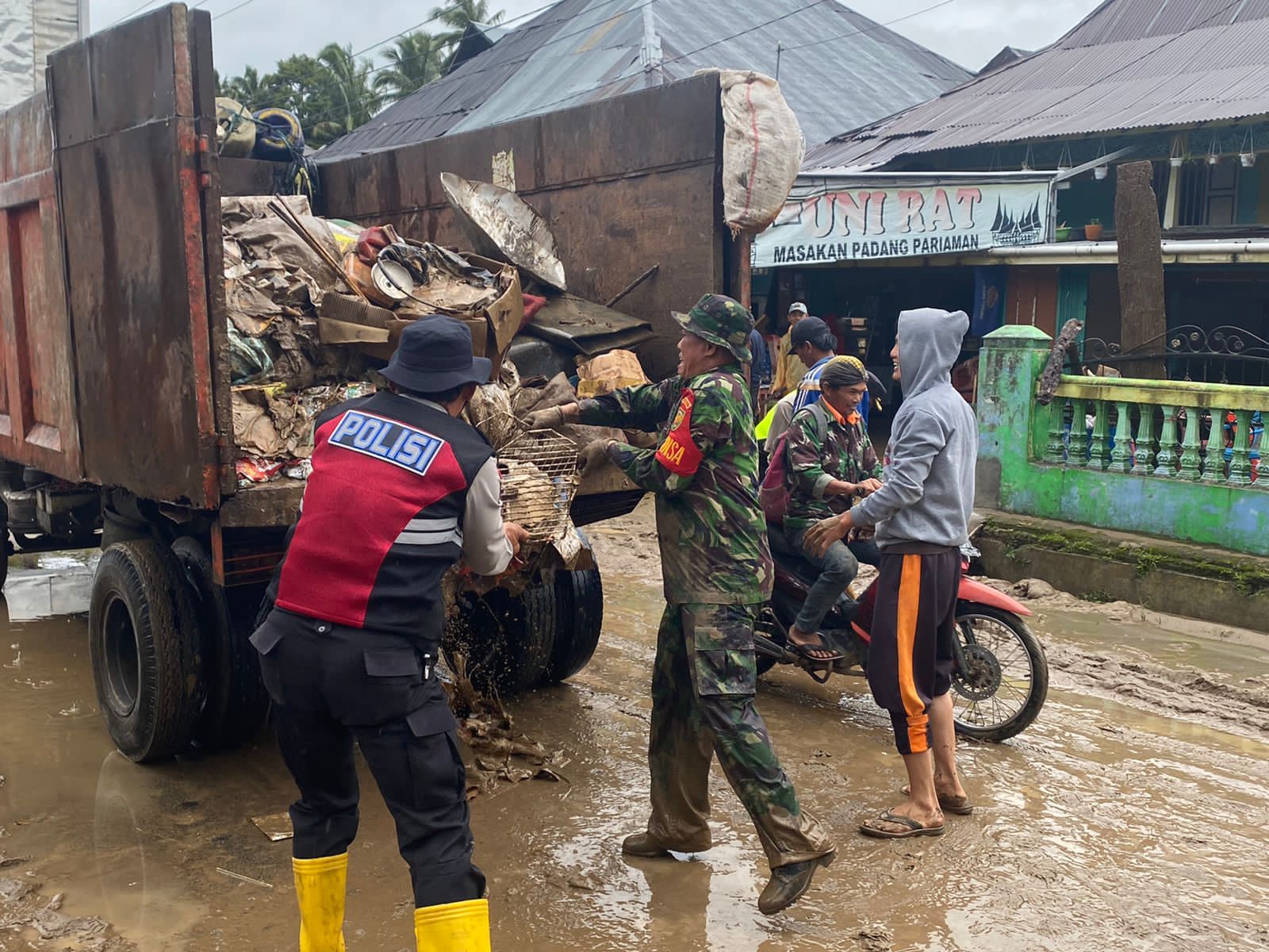 Pasca Banjir Bandang, Puluhan Personel Polres OKU Selatan Bantu Warga Bersihkan Sisa Lumpur 25