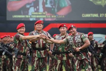 Kasad Sematkan Brevet, Baret dan Sangkur Komando Kopassus Kepada Panglima TNI dan Kapolri 27