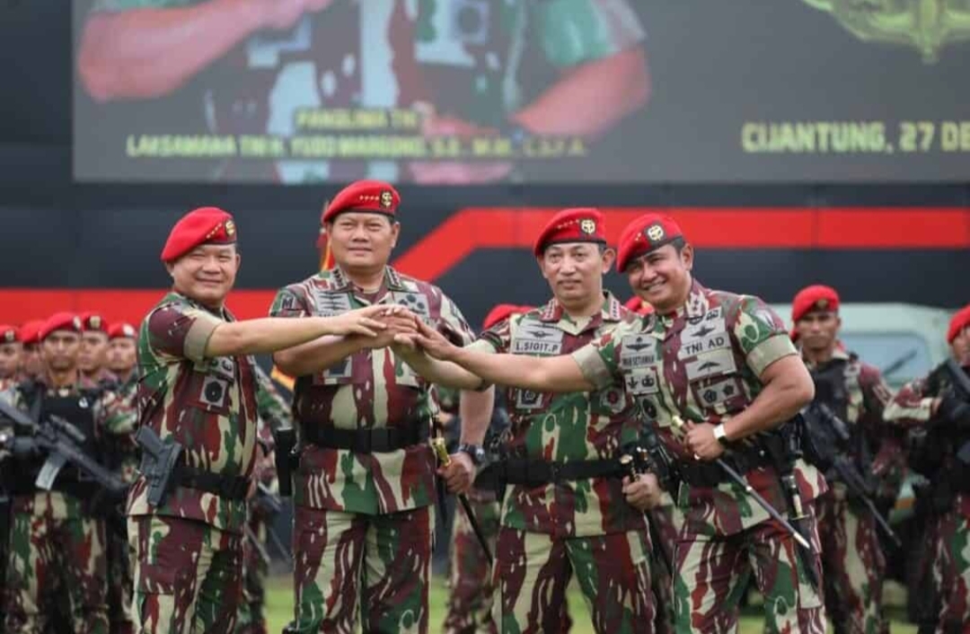 Kasad Sematkan Brevet, Baret dan Sangkur Komando Kopassus Kepada Panglima TNI dan Kapolri 25
