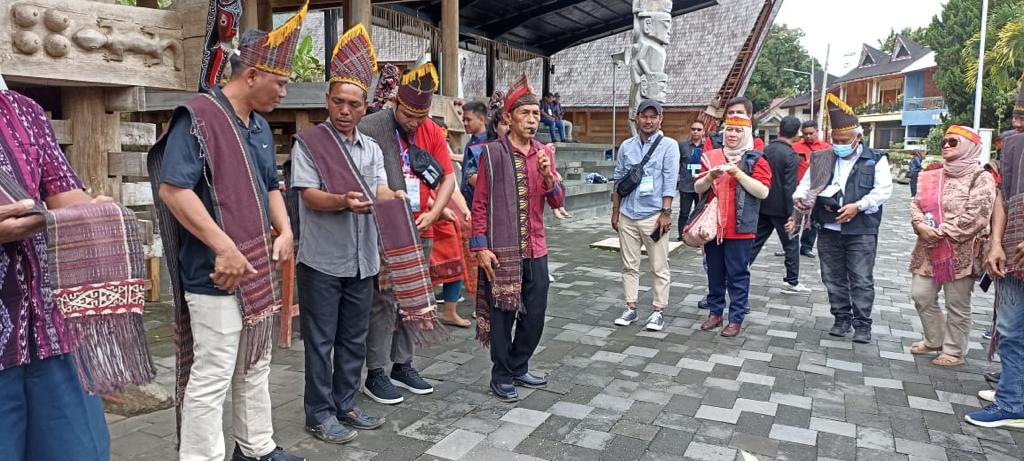 Ekspedisi Toba HPN 2023: Dua Pengurus SMSI Sumut Ditambali Marga Batak 25
