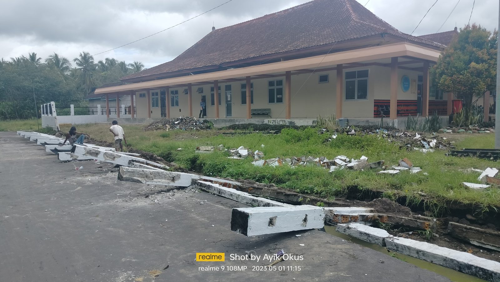 Pasca Pagar Roboh, RSUD Muaradua Gerak Cepat Evakuasi Material Pagar 25