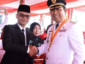 Sekda dan Kepala Bapeda OKU Selatan Terima Tanda Kehormatan Satya Lencana 27