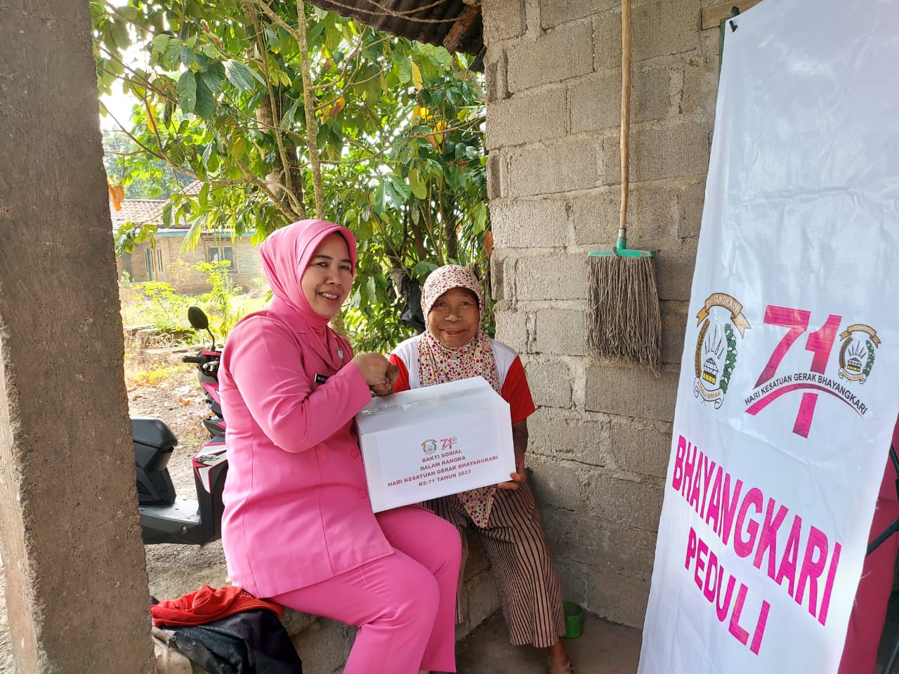 Gelar Aksi Sosial Cara Bhayangkari Polsek Madang Suku II Peringati HUT HKGB Ke-71 25