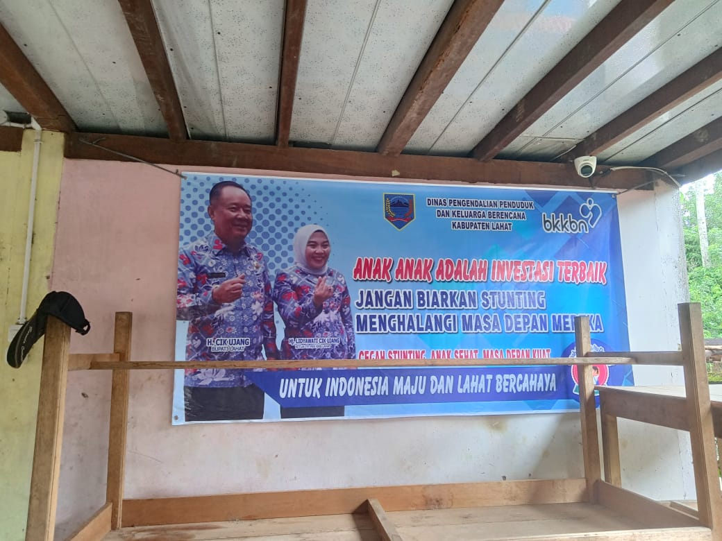 Kades Masih Pajang Baliho Mantan Bupati Lahat, Pegiat Demokrasi : Laporkan ke Bawaslu Jika Terbukti Ikut Berkampanye 25