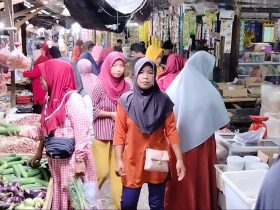 Sambut Ramadhan dan Berburu Kebutuhan Pangan, Warga di OKU Selatan Padati Pasar 27