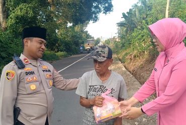 Berkah Ramadhan, Personal Polsek Buay Sandang Aji Bagi-bagi Takjil di Depan Mapolsek 27