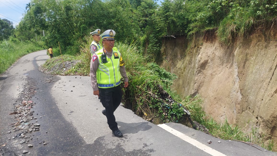 Jelang Arus Mudik Lebaran, Sat Lantas Polres OKU Selatan Pasang Police Line di Lokasi Longsor 25