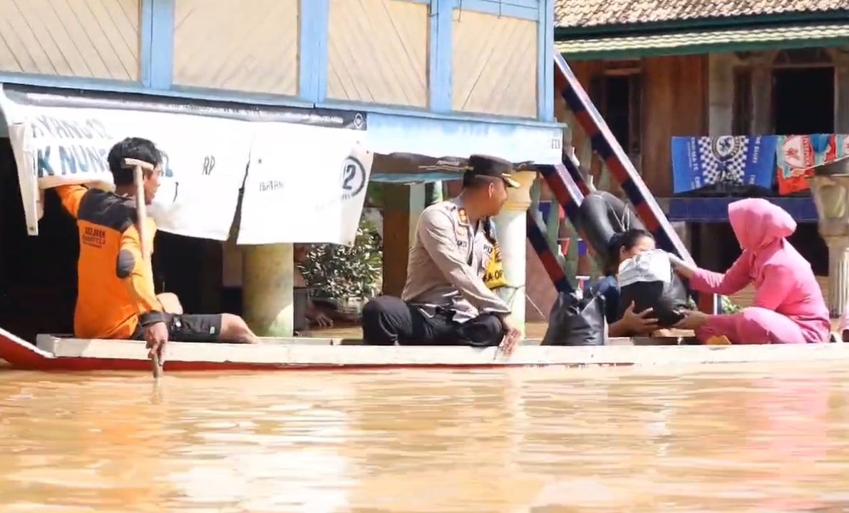 Terjang Banjir, Kapolres OKU dan Bhayangkari Distribusikan Sembako Bantuan Kapolda Sumsel 25