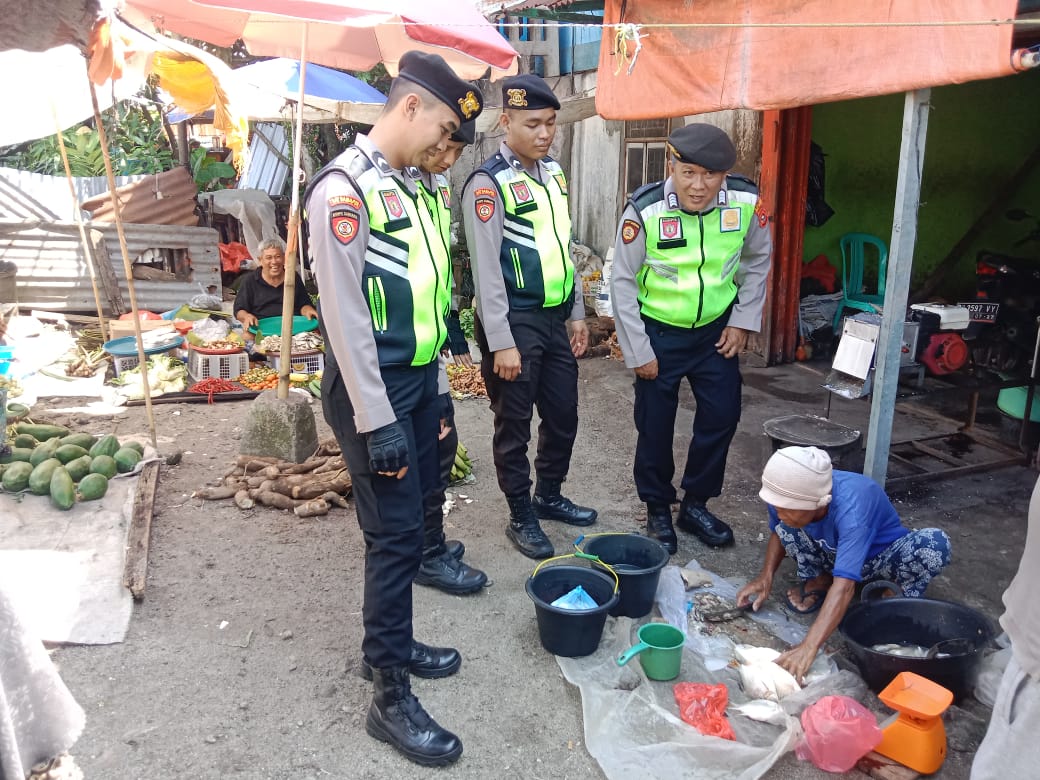 Personil Sat Samapta Polres OKU Selatan Lakukan Patroli Jalan Kaki di Pasar Tradisional 25