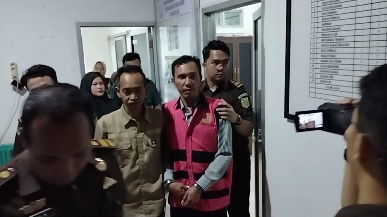 Gelapkan Dana Desa, Kejari OKU Selatan Tahan Kades Mahanggin 25