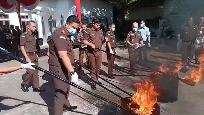 Kejari OKU Selatan Musnahkan Barang Bukti 85 Perkara Tindak Kejahatan dan Narkoba 25