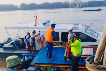 Jembatan Runtuh, Satpolairud Polres Muba Sigap Bantu Seberangkan Warga dan Anak Sekolah 30