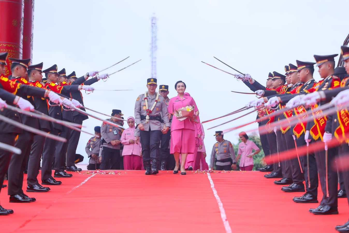 Tradisi Pedang Pora Iringi Langka Komjen A Rachmat Wibowo dan Istri Tinggalkan Polda Sumsel 25