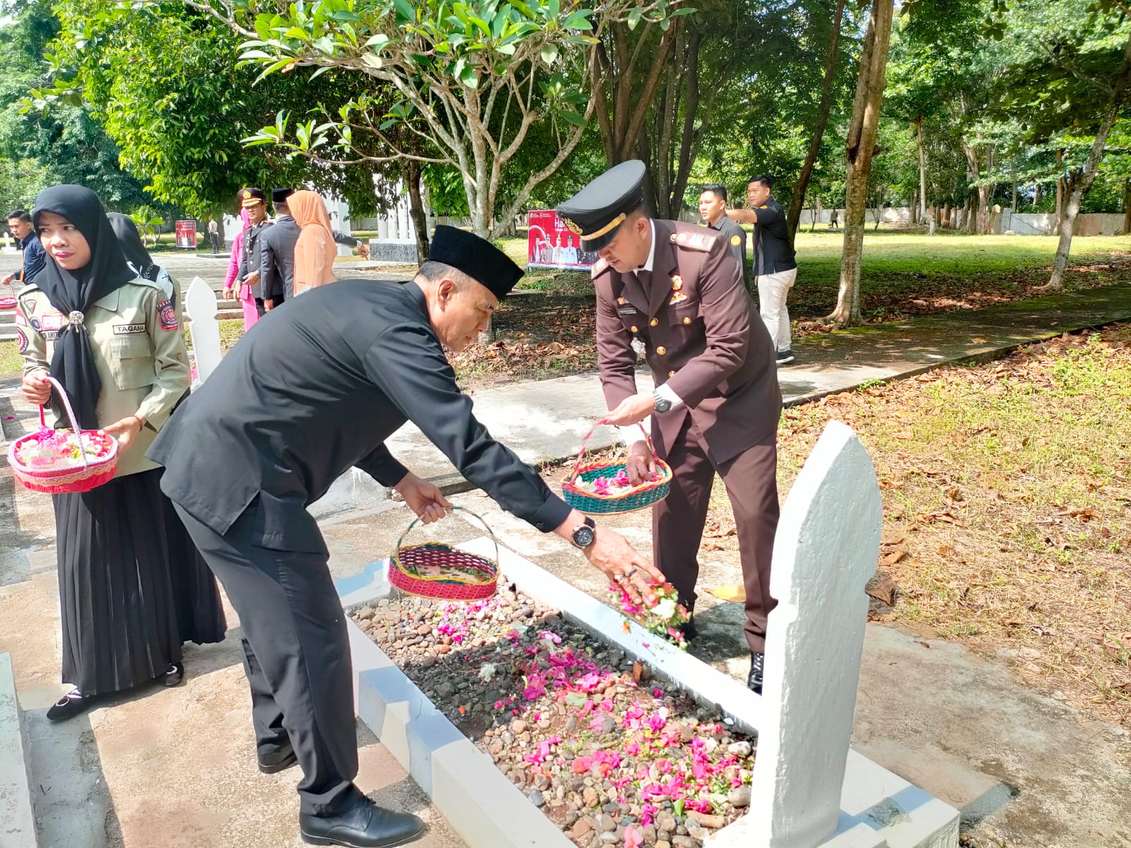 Teladani Pahlawan dan Cinta Negeri, Kasi Datun Hadiri Upacara dan Tabur Bunga 10 November di Pemda OKU Selatan 25