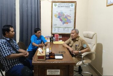 Gerak Cepat, Petugas Kebersihan UPTD Ranau Raya Angkut Tumpukan Sampah di Jalan Wisata Danau Ranau 33