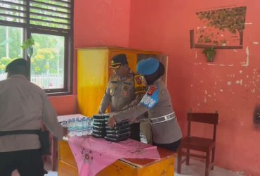 Polisi di OKU Selatan Bagikan Makanan Bergizi di SDN Gunung Tiga 27