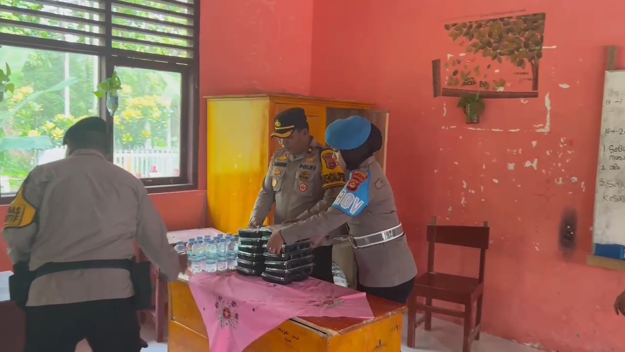 Polisi di OKU Selatan Bagikan Makanan Bergizi di SDN Gunung Tiga 25