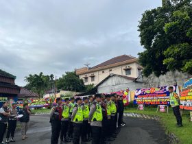 Ratusan Personil Polres OKU Selatan Monitoring Nobar Pelantikan Bupati dan Wakil Bupati Terpilih 27
