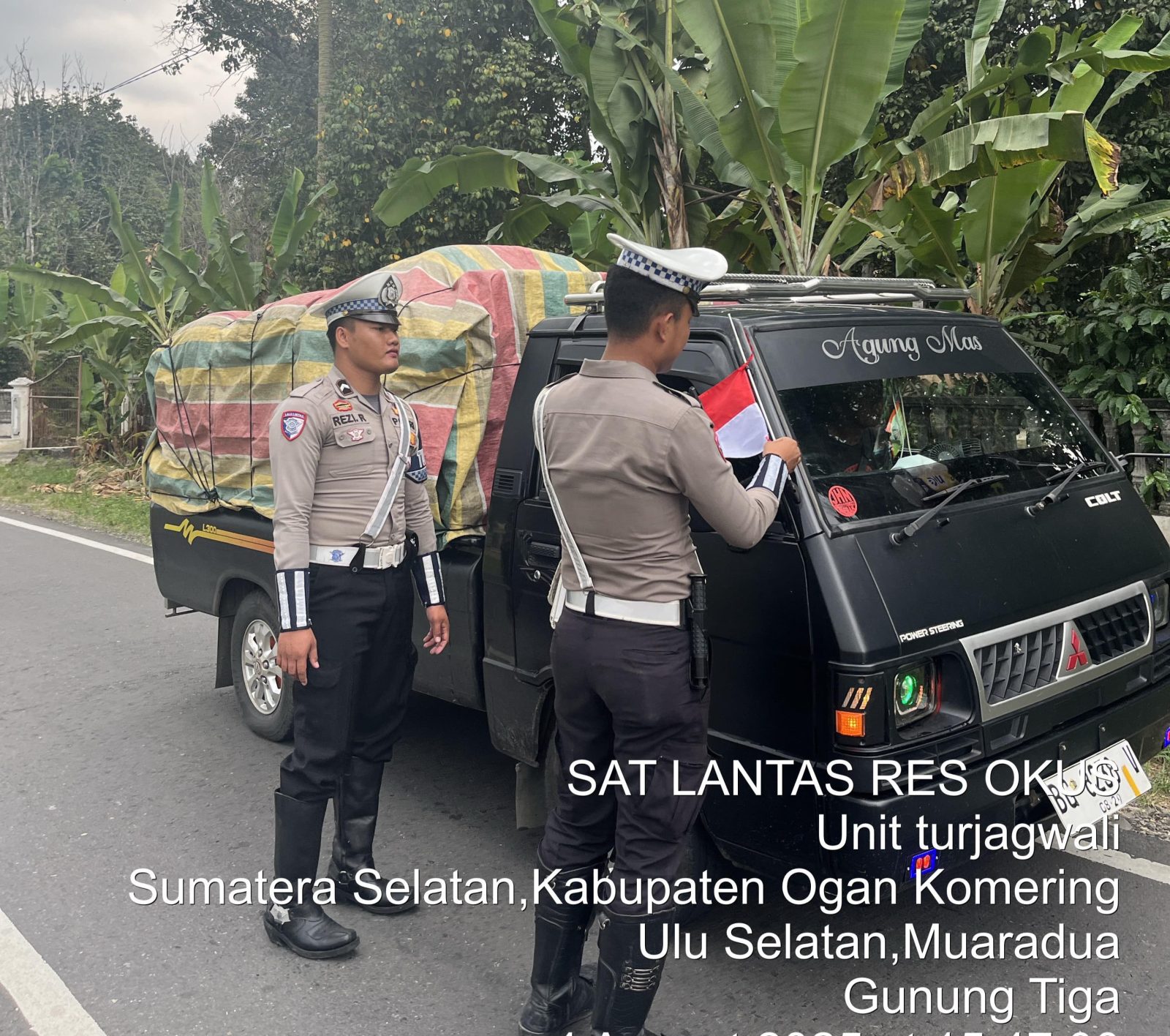 Sambut HUT RI Ke-80, Pengguna Jalan di OKU Selatan Terima Bendera Merah Putih 25