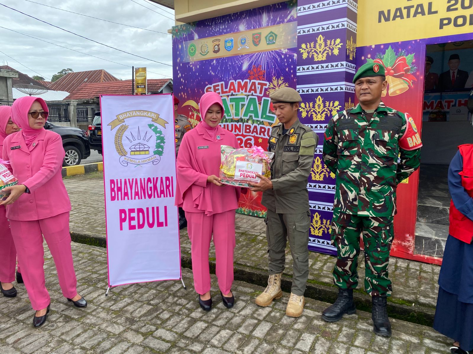 Dukung Personel Operasi Lilin, Polres OKU Selatan dan Bhayangkari Kunjungi Pospam 25