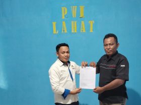 Ambil Formulir Calon Ketua, Ujang Kembali Ramaikan Konferkab PWI Lahat 27