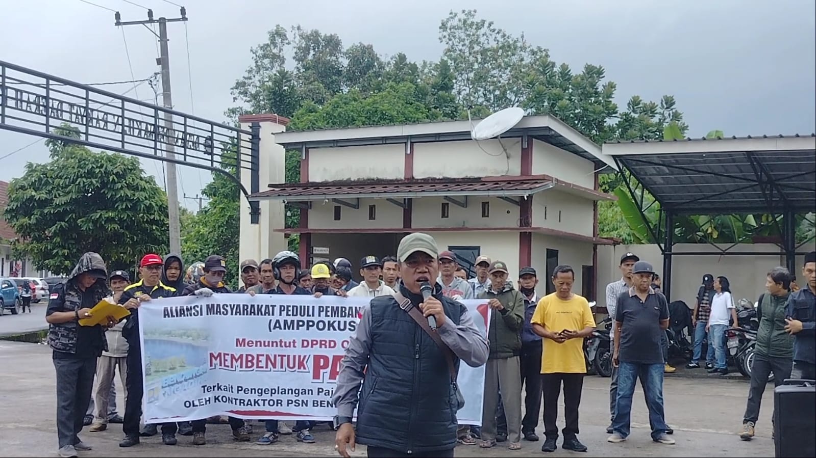 Aksi Tegas di DPRD OKU Selatan, Massa Minta Pengusutan Pajak PSN Bendungan Tiga Dihaji 25